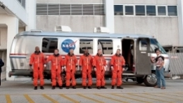 16 listopada 2009 roku. Załoga astronautów pozuje fotografowi przed wejściem do Astrovana i transportem do kolejnej misji.  Na zdjęciu od lewej: Robert Satcher, Mike Foreman, Randy Bresnik, Leland Melvin, pilot Barry Wilmore oraz dowódca misji Charlie Hobaugh - zdjęcie 8